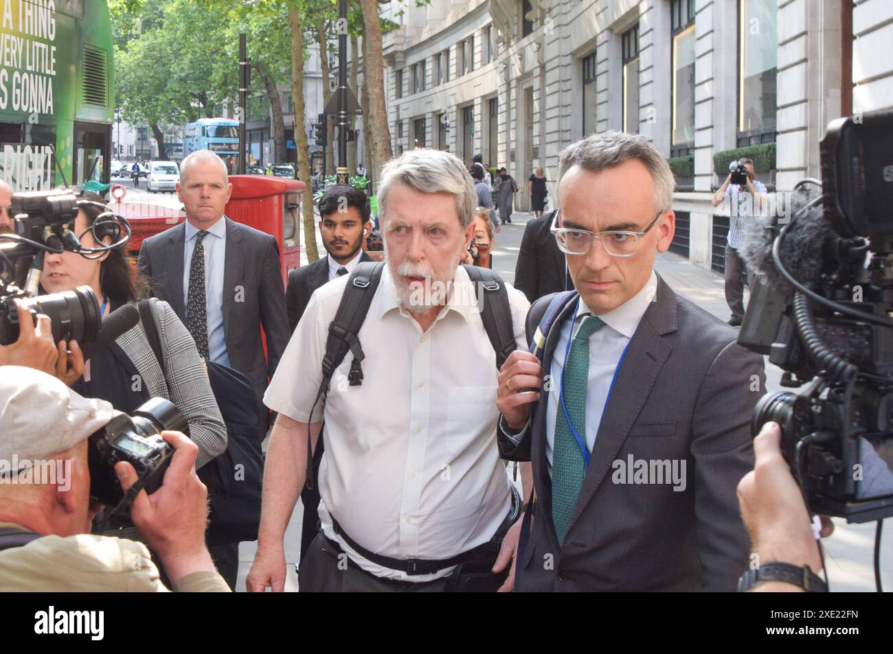 Londres, Royaume-Uni. 25 juin 2024. Gareth Jenkins, un ancien ingénieur Fujitsu qui a participé à la conception du logiciel Horizon, quitte l'audience à Aldwych House alors que l'enquête sur les services postaux Horizon IT se poursuit. Plus de 900 sous-maîtres de poste ont été poursuivis à tort pour vol et fraude en raison du logiciel de comptabilité Horizon défectueux, développé par Fujitsu. Crédit : Vuk Valcic/Alamy Live News Banque D'Images