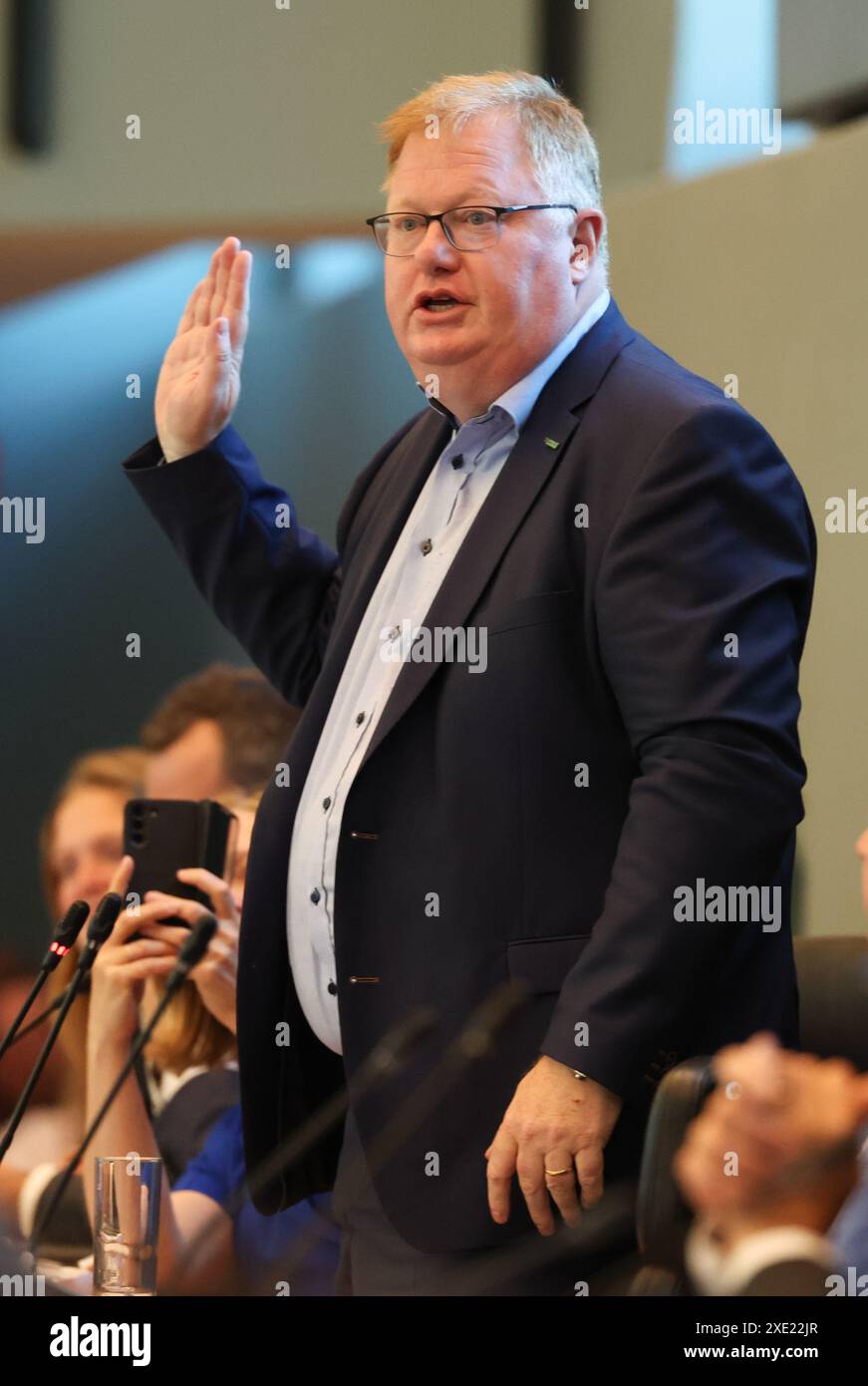 Namur, Belgique. 25 juin 2024. Ecolo Freddy Mockel prête serment lors de la première session plénière du parlement wallon à Namur, après les élections du 9 juin, mardi 25 juin 2024. BELGA PHOTO VIRGINIE LEFOUR crédit : Belga News Agency/Alamy Live News Banque D'Images