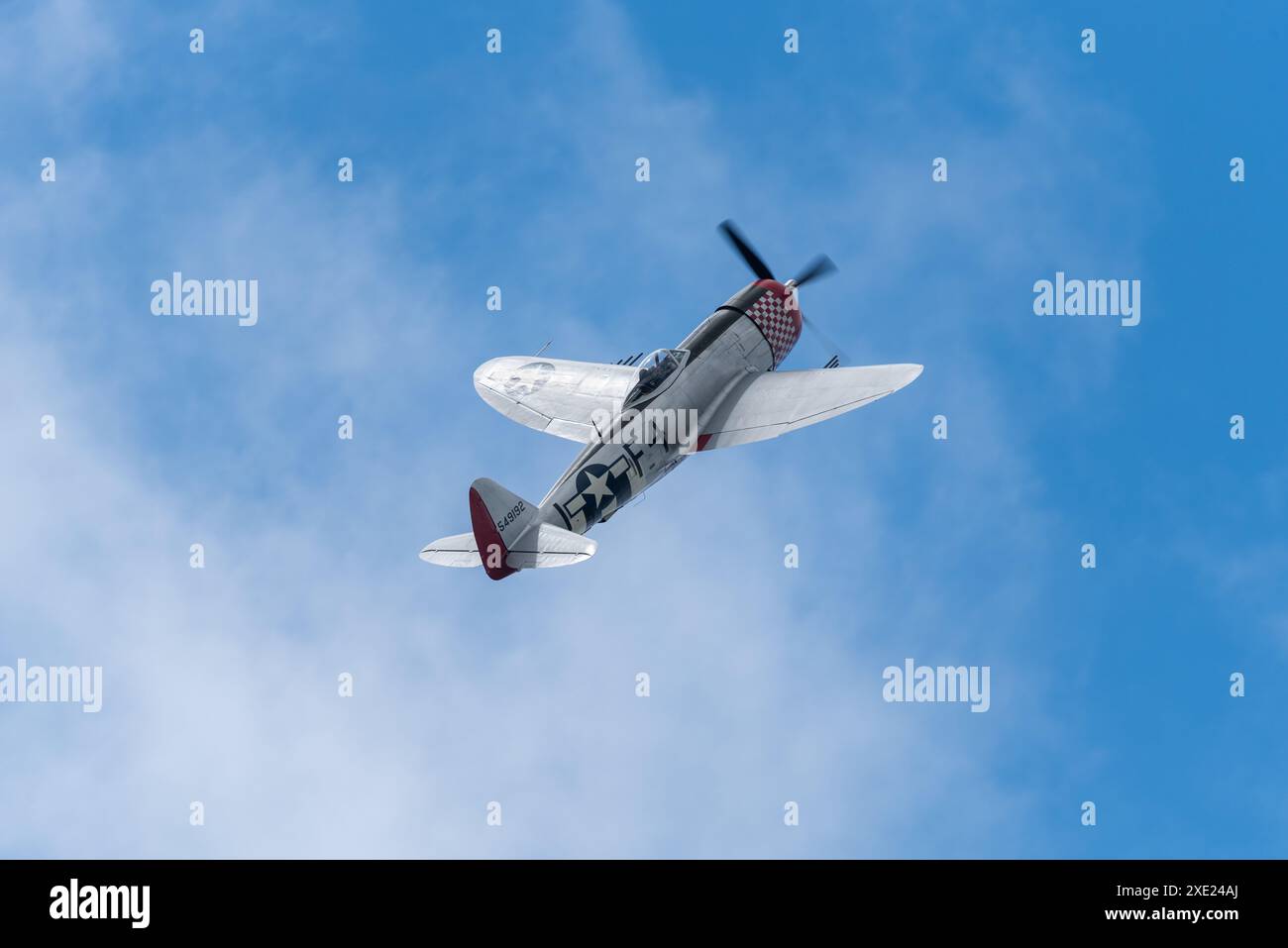 Avion de chasse Republic P-47 Thunderbolt nommé Nellie B volant au Sywell Airshow 2024 dans le Northamptonshire, au Royaume-Uni. Grimpant dans le ciel bleu Banque D'Images