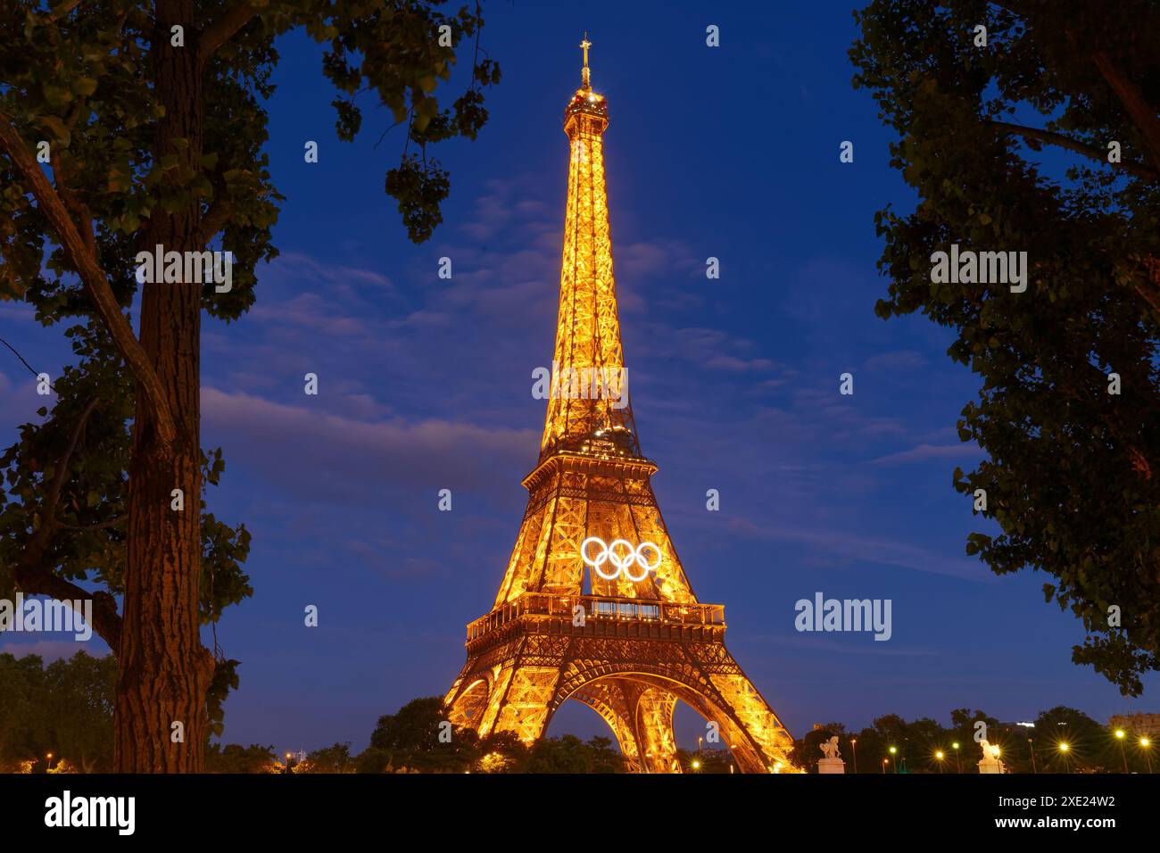 La vue nocturne de la tour Eiffel avec les anneaux olympiques des Jeux Olympiques de Paris 2024