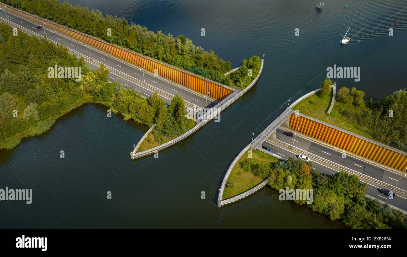 Vue du pont d'eau Aquaduct Veluwemeer permettant à la circulation automobile et fluviale de passer au-dessus de ou U. Banque D'Images