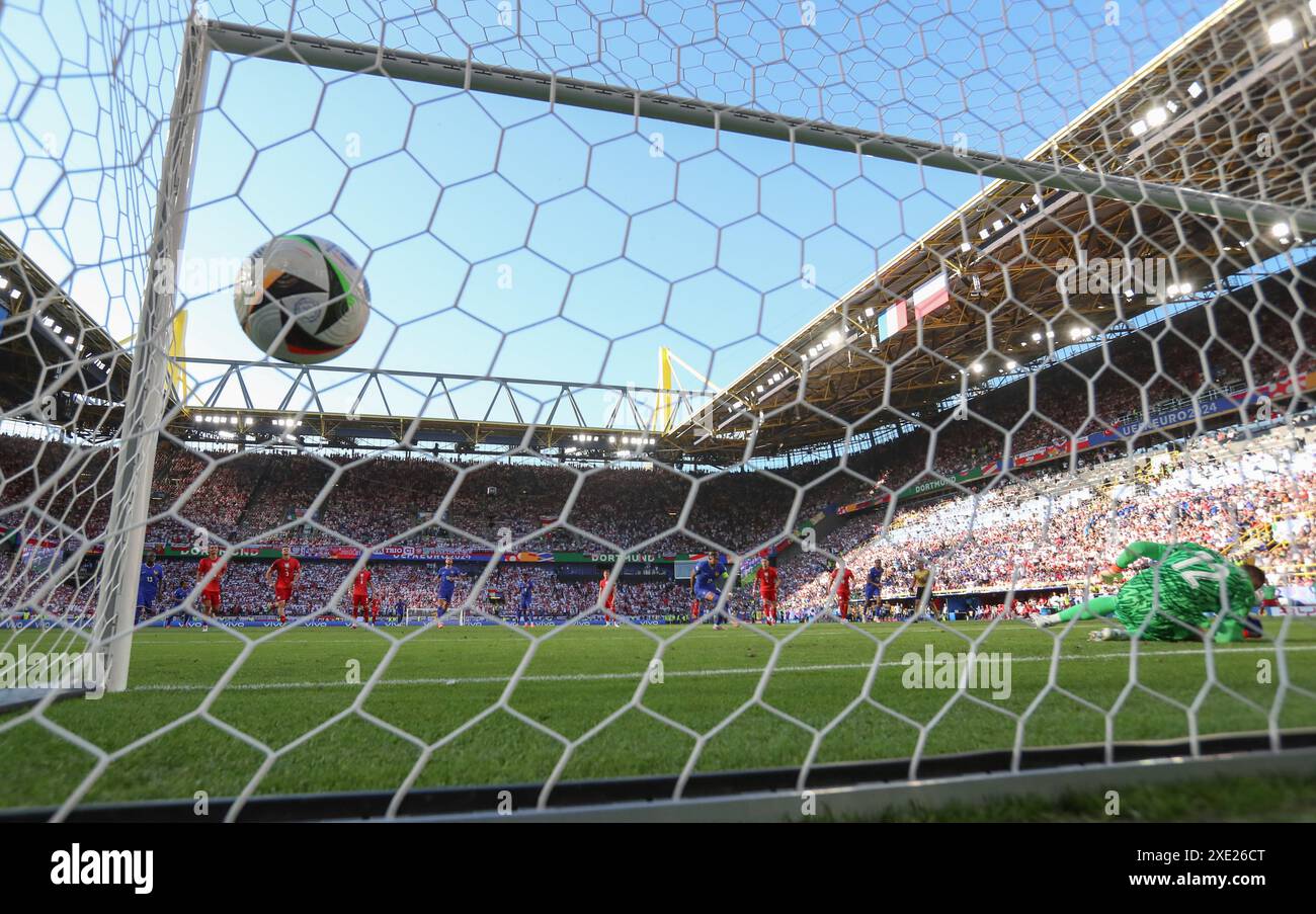 Dortmund, Allemagne. 25 juin 2024. Football, UEFA Euro 2024, Championnat d'Europe, France - Pologne, Groupe d, journée 3, stade Dortmund. But du point de penalty par Kilian Mbappe de France . Credit : Friso Gentsch/dpa/Alamy Live News Banque D'Images