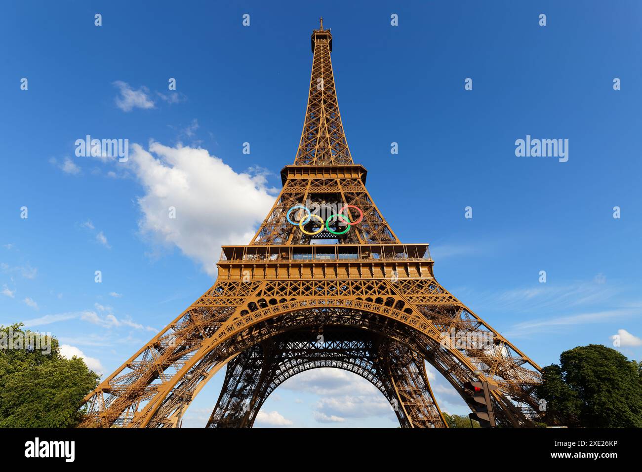 La vue de la tour Eiffel avec les anneaux olympiques des Jeux Olympiques de Paris 2024. c