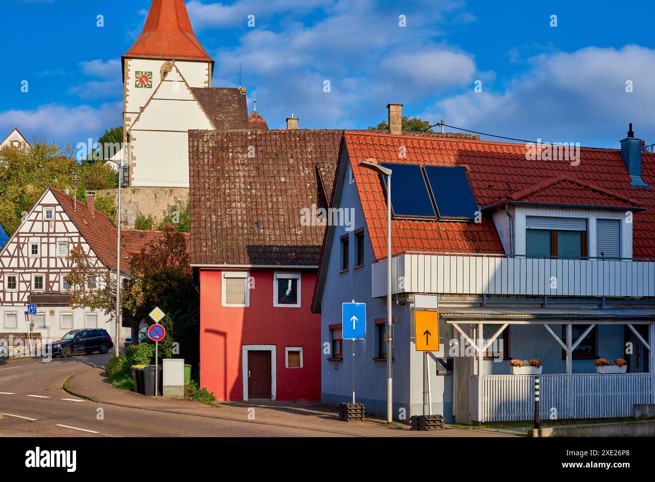 Trottoir le long des maisons et des voitures garées dans une zone urbaine avec des maisons privées de faible hauteur. Maison de banlieue parmi les arbres d'automne. Grand ma Banque D'Images