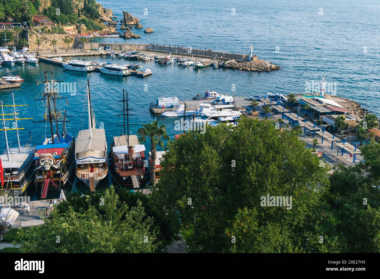 Vue de dessus de la ville et du port d'Antalya avec des navires amarrés Banque D'Images