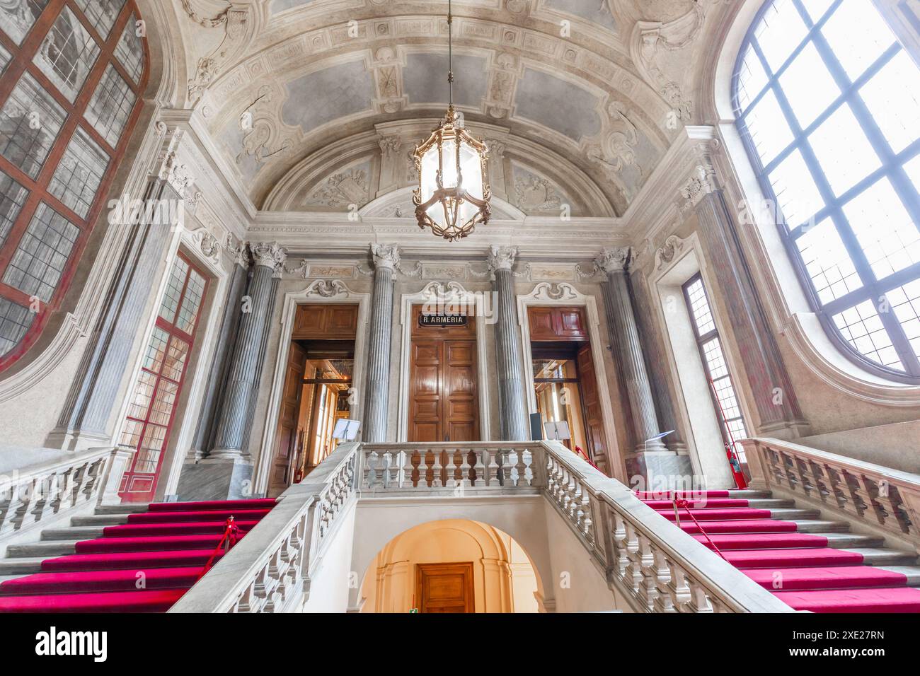 Turin, Italie - Circa janvier 2022: Tapis rouge au Palais Royal - escalier de luxe élégant en marbre. Banque D'Images
