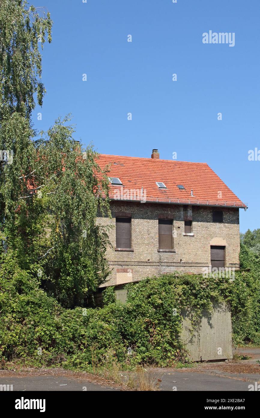 Un bâtiment en décomposition sur un site d'usine abandonné à Speyer Banque D'Images