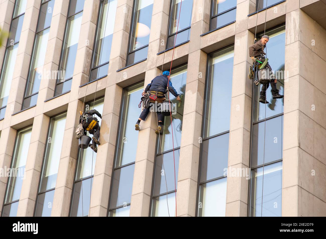 Moscou, Russie - 29 avril 2019 : nettoyeurs de vitres au travail sur un gratte-ciel. Banque D'Images