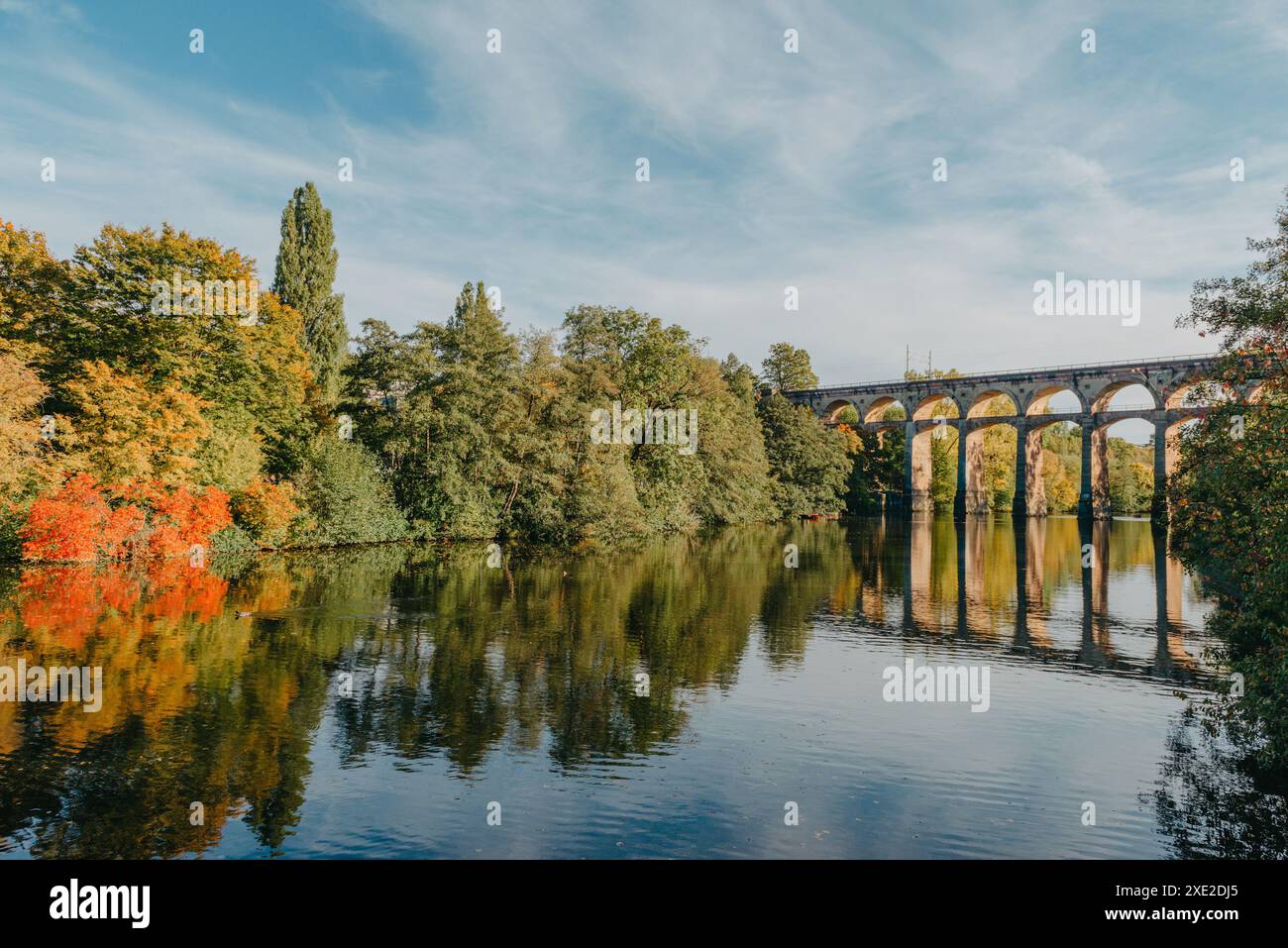 Pont ferroviaire avec rivière à Bietigheim-Bissingen, Allemagne. Automne. Viaduc ferroviaire sur la rivière Enz, construit en 1853 par Karl vo Banque D'Images