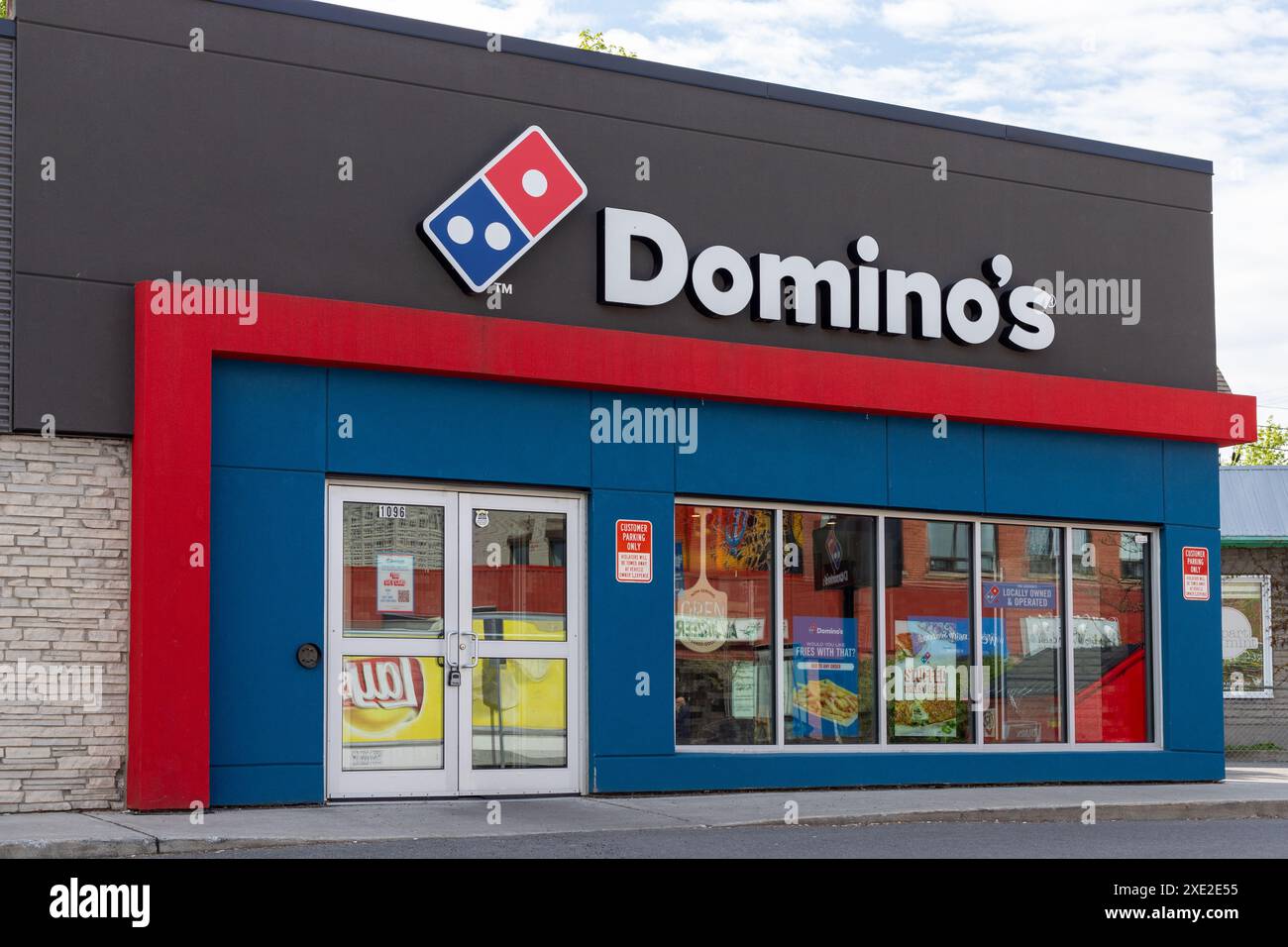 Ottawa, Canada - 11 mai 2023 : extérieur du bâtiment Domino's Pizza. Banque D'Images