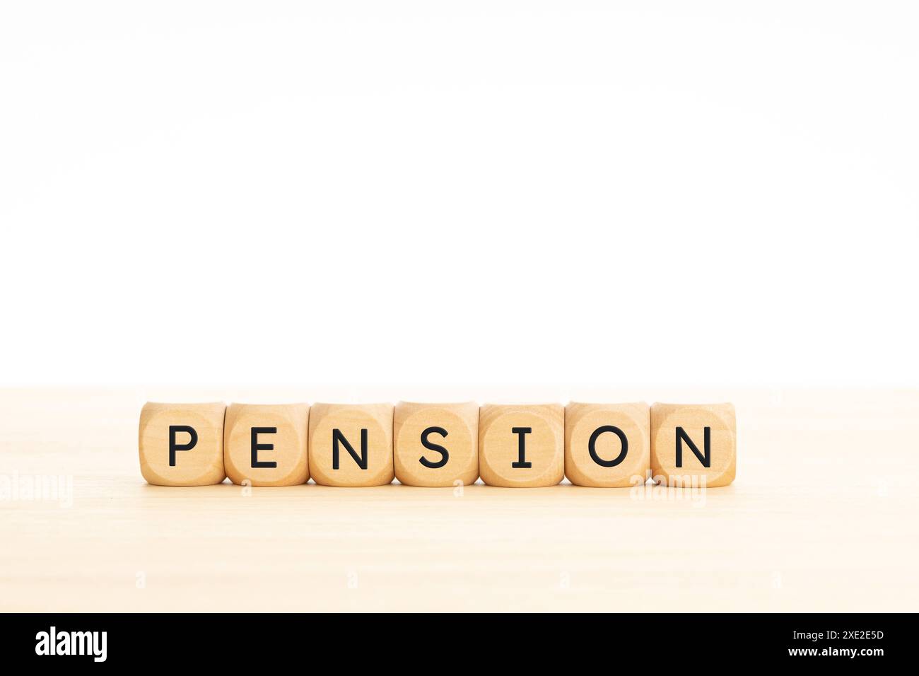 Mot pension sur des blocs de bois sur fond blanc. Espace de copie Banque D'Images