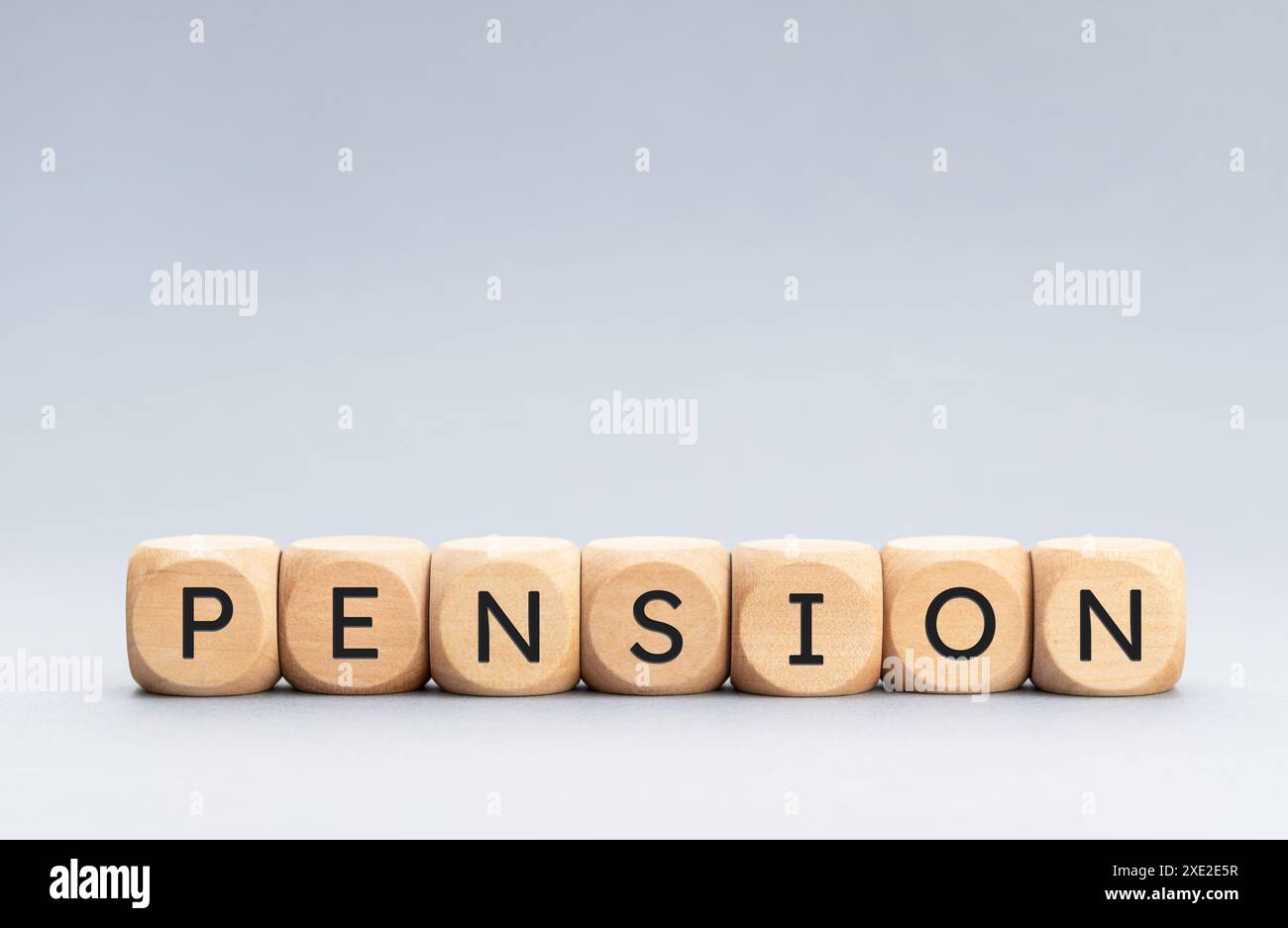 Mot pension sur des blocs de bois sur fond gris. Espace de copie Banque D'Images