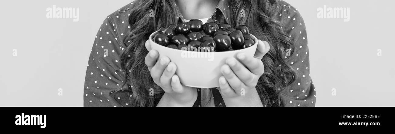 coupe courte pour fille avec bol en cerisier sur fond jaune Banque D'Images