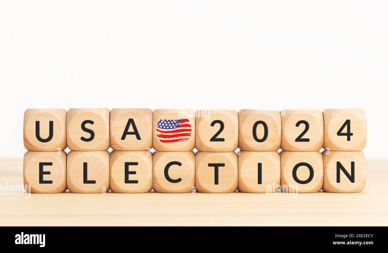 USA 2024 concept d'élection présidentielle. Bloc en bois avec texte et drapeau américain Banque D'Images