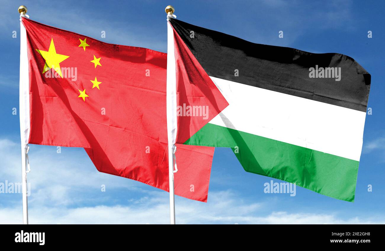 Drapeau chinois et drapeau palestinien sur ciel nuageux. ondulant dans le ciel Banque D'Images