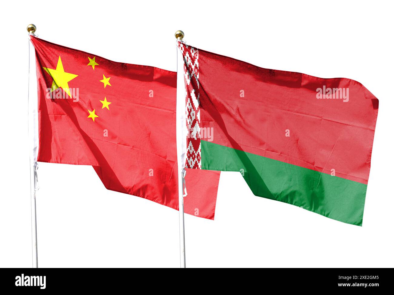 Drapeau chinois et drapeau biélorusse sur ciel nuageux. voler dans le ciel Banque D'Images