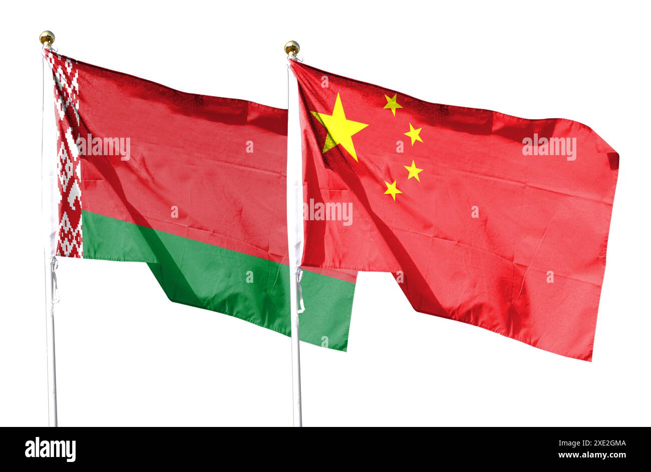 Drapeau chinois et drapeau biélorusse sur ciel nuageux. voler dans le ciel Banque D'Images