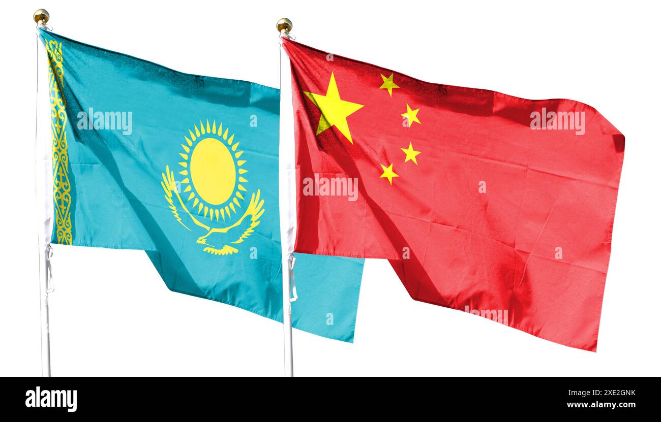 Drapeaux chinois et kazakhs sur ciel nuageux. Ondulant dans le ciel Banque D'Images