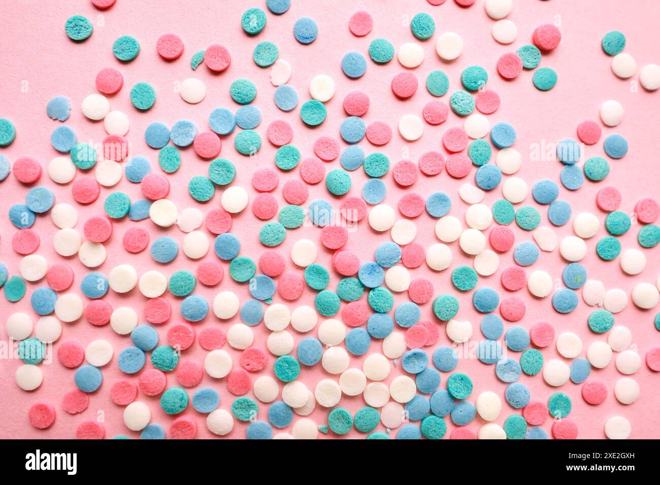 Fond abstrait de confettis sur un rose. Banque D'Images