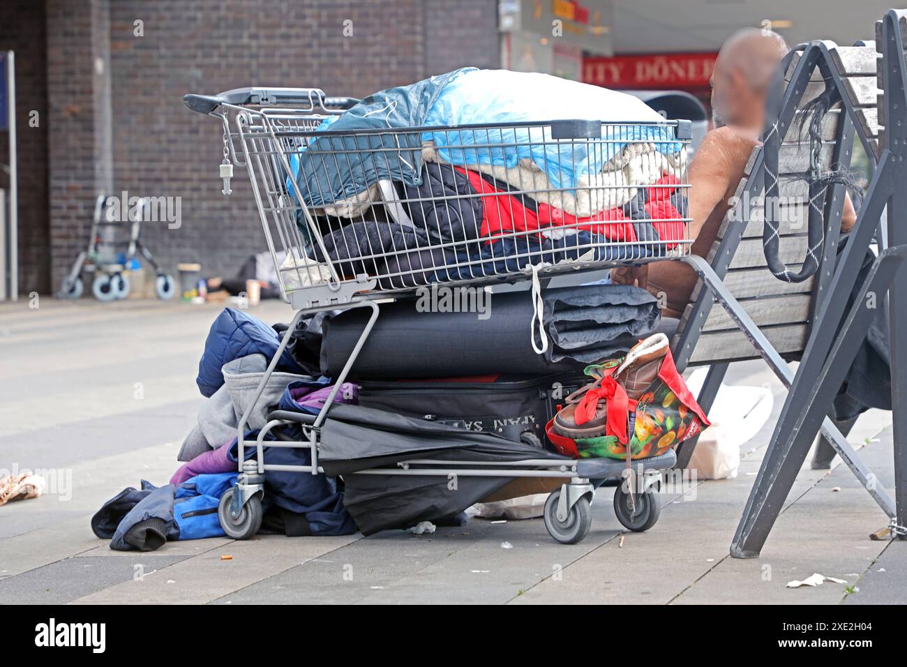 Armutsschicksale in Deutschland Ein Einkaufswagen mit den letzten Habseligkeiten einer obdachlosen person im sommerlichen Siedlungsraum Duisburg Nordrhein-Westfalen Deutschland *** les destins de la pauvreté en Allemagne Un panier avec les derniers biens d'une personne sans-abri dans le quartier résidentiel d'été de Duisburg Rhénanie du Nord-Westphalie Allemagne Banque D'Images