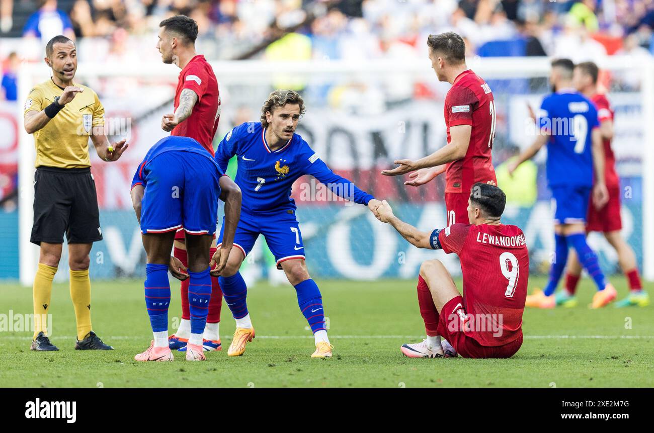 BVB Stadion Dortmund, Dortmund, Allemagne. 25 juin 2024. Euro 2024 Groupe d Football, France contre Pologne ; Antoine Griezmann (FRA) aide Robert Lewandowski (POL) après avoir été faussé crédit : action plus Sports/Alamy Live News Banque D'Images