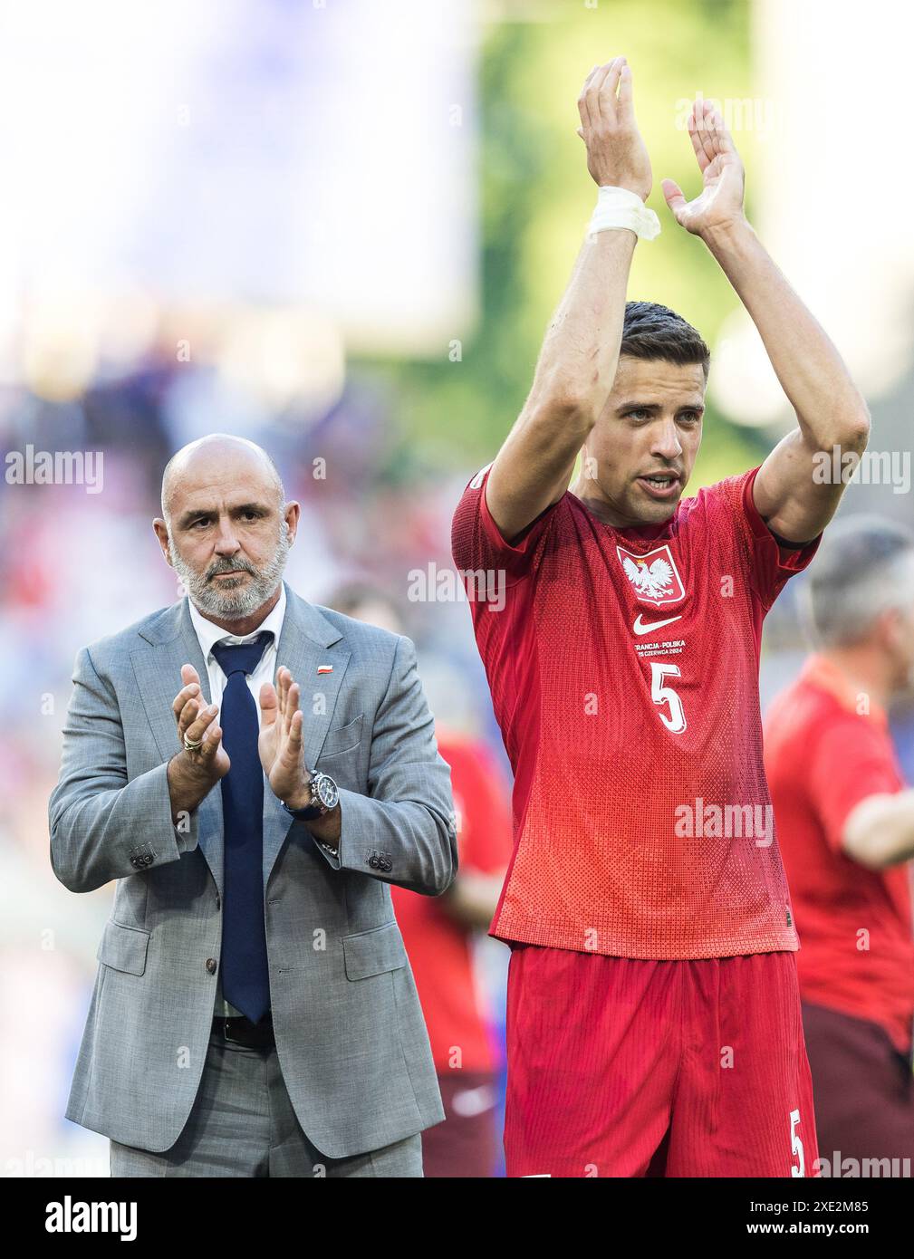 BVB Stadion Dortmund, Dortmund, Allemagne. 25 juin 2024. Euro 2024 Groupe d Football, France contre Pologne ; l'entraîneur Michal Probierz (POL) et Jan Bednarek (POL) remercient les fans polonais crédit : action plus Sports/Alamy Live News Banque D'Images