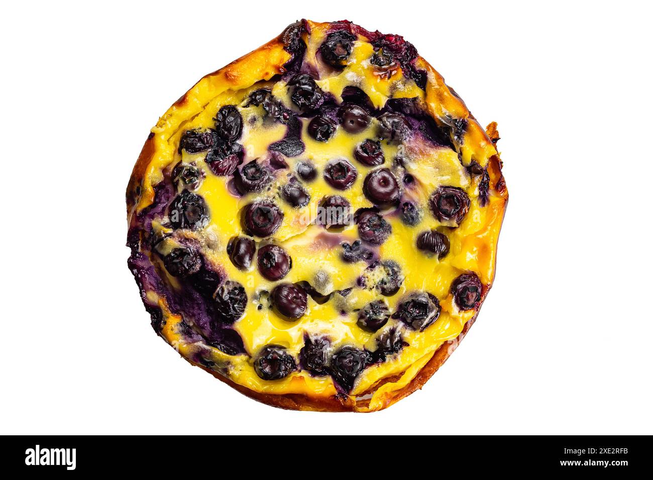 Vue de dessus du gâteau aux myrtilles au yogourt fraîchement cuit fait maison isolé sur fond blanc. Banque D'Images