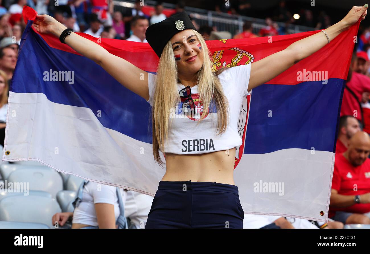 Munich, Allemagne. 25 juin 2024. Football, UEFA Euro 2024, Championnat d'Europe, Danemark - Serbie, Tour préliminaire, groupe C, Journée 3, Munich Football Arena, Un fan de Serbie se tient dans les tribunes avant le match. Crédit : Daniel Löb/dpa/Alamy Live News Banque D'Images