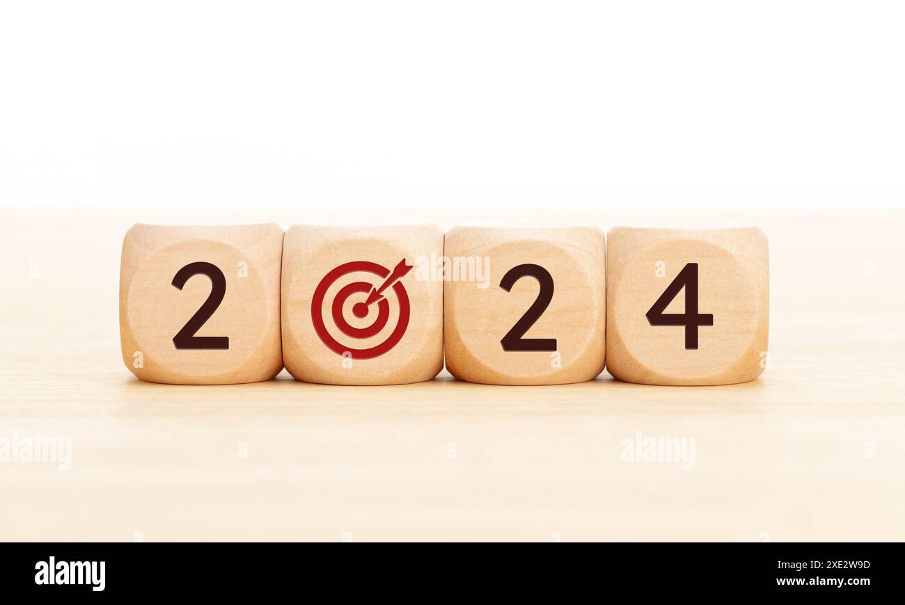 2024 concept des objectifs commerciaux. Blocs en bois avec numéro 2024 et icône de cible de but. Espace de copie Banque D'Images