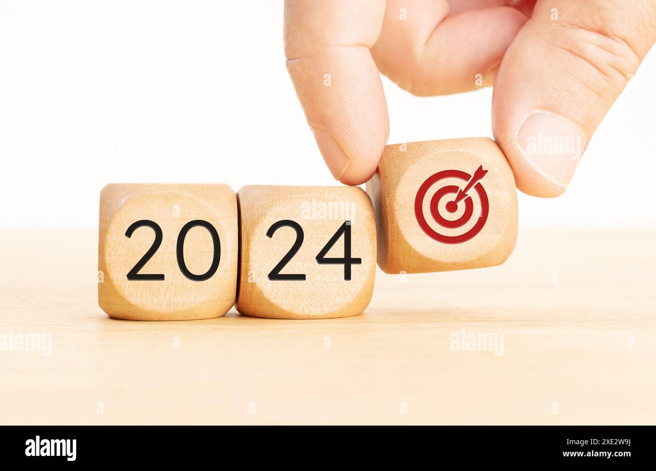 2024 concept des objectifs commerciaux. Blocs en bois avec numéro 2024 et icône de cible de but. Espace de copie Banque D'Images