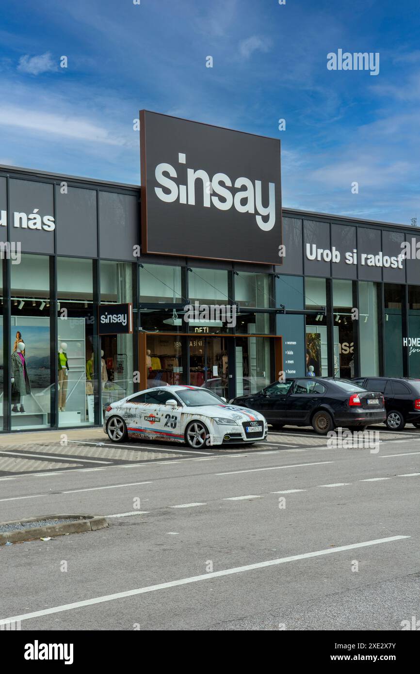 Zvolen, Slovaquie - 14 octobre 2023 : boutique de mode de luxe SINSAY à Zvolen. Slovaquie. Banque D'Images