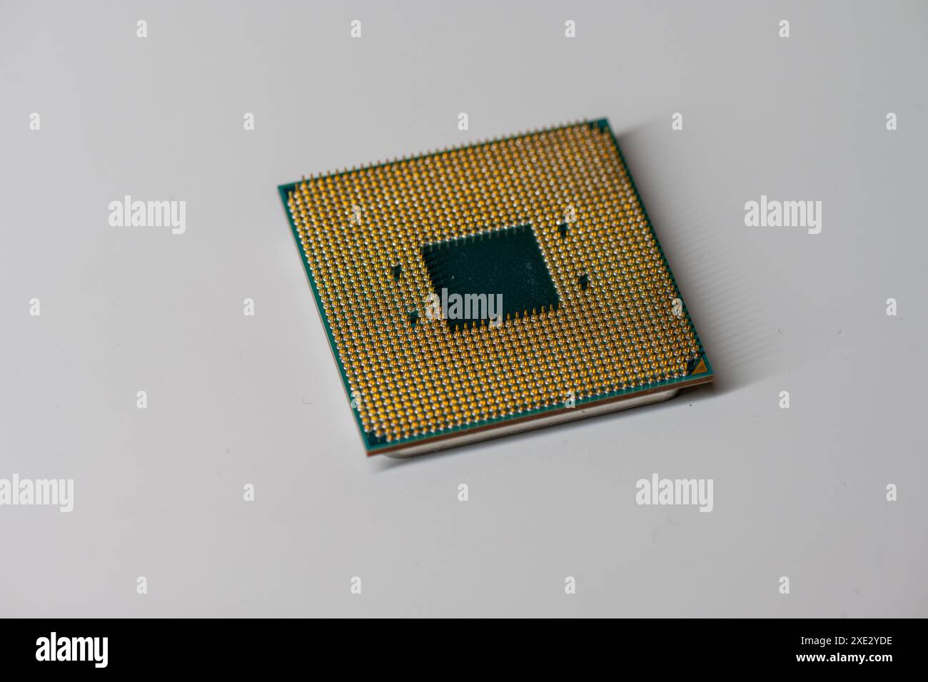 Broches d'un processeur AMD Ryzen 5 1600 sur table blanche Banque D'Images