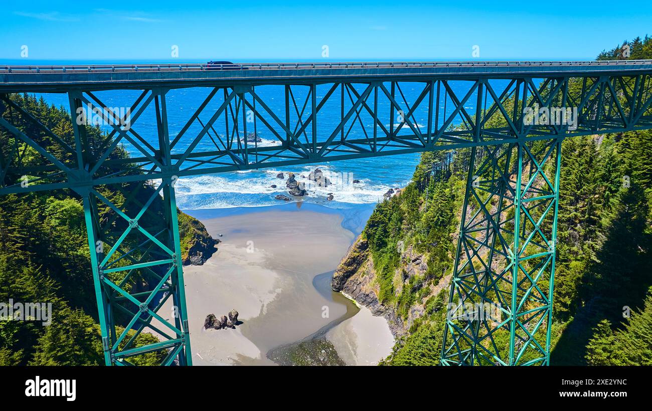 Vue aérienne du pont Green Steel Truss Bridge au-dessus de la côte de Brookings Oregon Banque D'Images