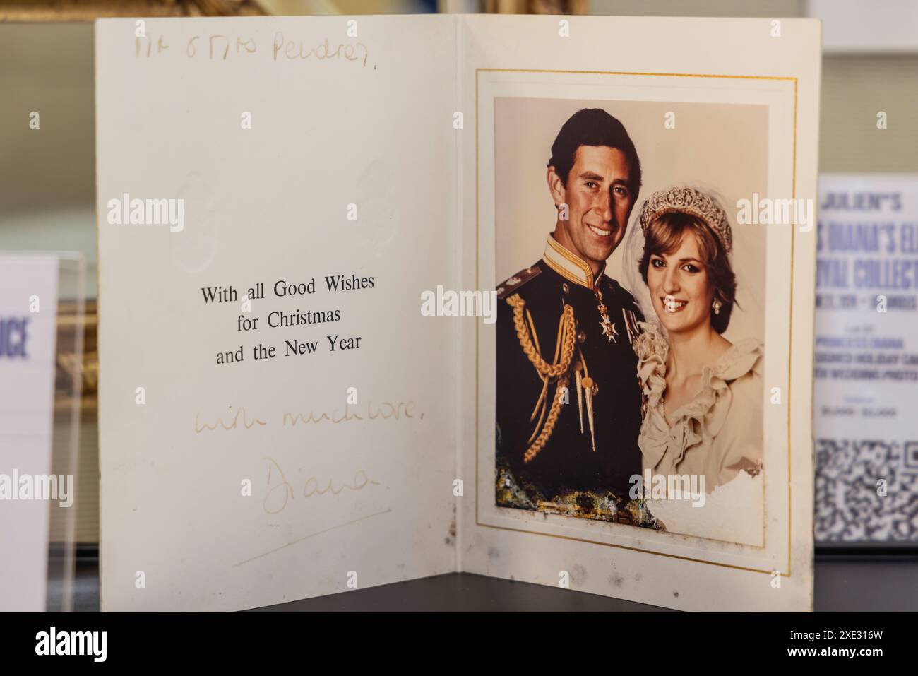 Beverly Hills, États-Unis. 25 juin 2024. Avant-première de la vente aux enchères "Princess Diana's Elegance and A Royal Collection" organisée par Julien's Auctions. Vêtements, chaussures, chapeaux et cartes autrefois possédés et portés par la princesse Diana. Carte de Noël de la princesse Diana. (Photo de Ted Soqui/Sipa USA) crédit : Sipa USA/Alamy Live News Banque D'Images