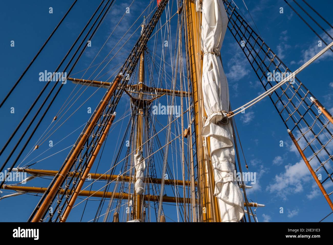 Mâts de bateau en bois et gréement de voilier Banque D'Images Mâts de bateau en bois et gréement de voilier Banque D'Images