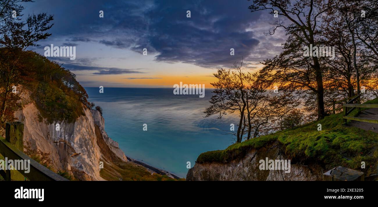 Aube sur les superbes falaises de craie blanche de MÃ¸n Island. Lever de soleil sur la charmante île de MÃ¸n sur t Banque D'Images