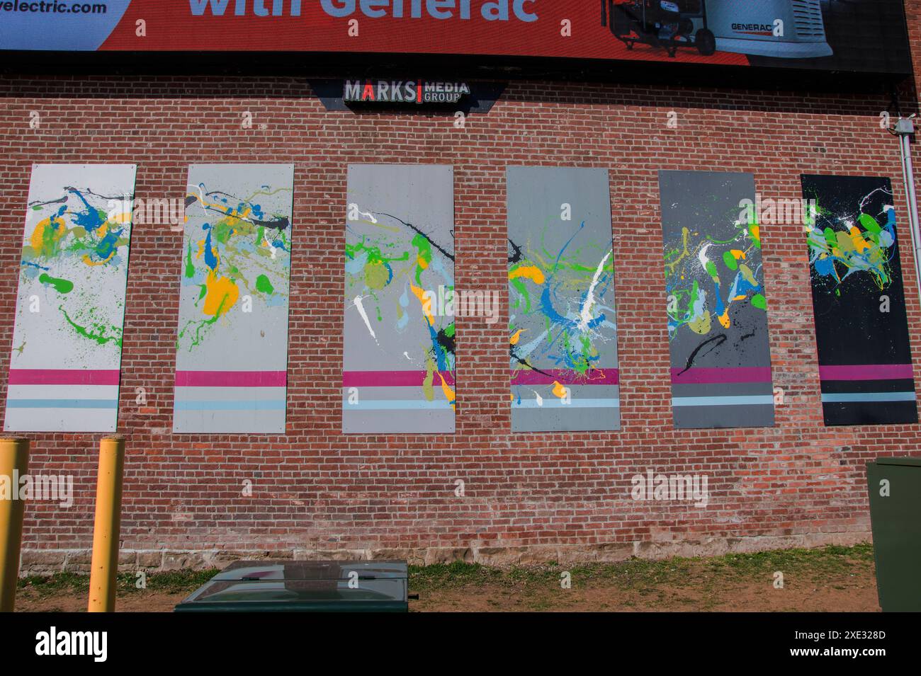 Peinture murale abstraite triptyque au centre-ville de Moncton, Nouveau-Brunswick, Canada Banque D'Images