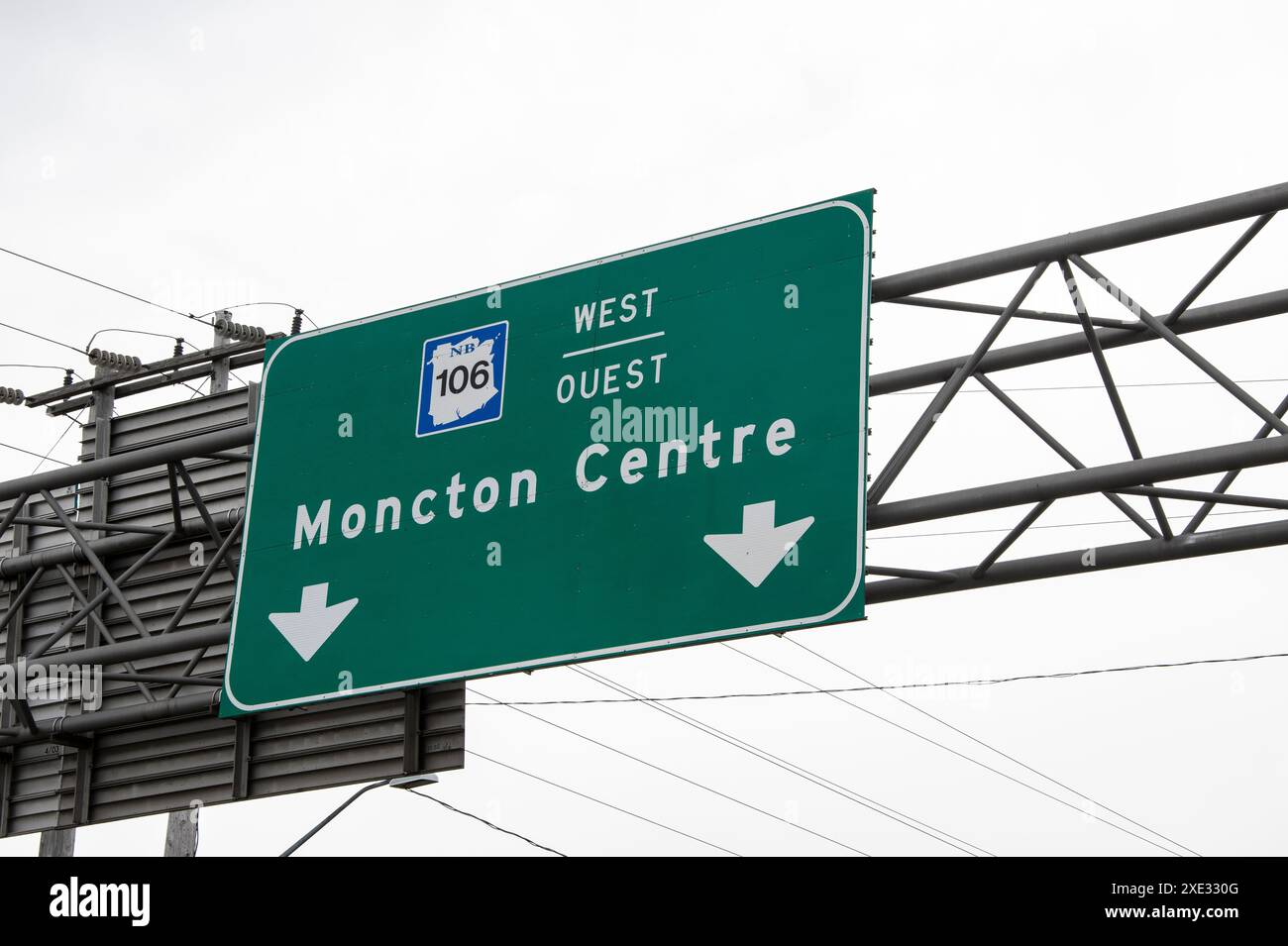 Panneau routier vers le centre de Moncton sur la rue main au centre-ville de Moncton, Nouveau-Brunswick, Canada Banque D'Images