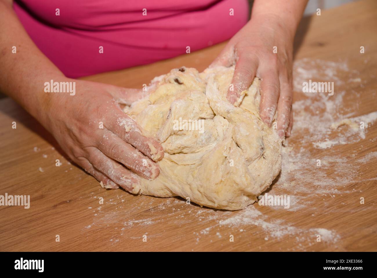 Le chef pâtissier prépare la pâte levée dans la boulangerie - pétrissant la pâte Banque D'Images