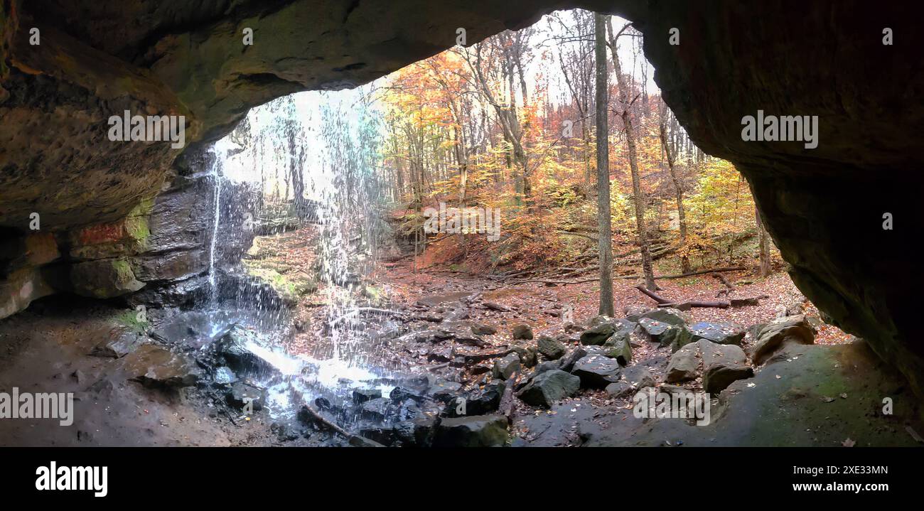 Lower Dundee Falls en automne, Beach City Wilderness Area, Ohio Banque D'Images