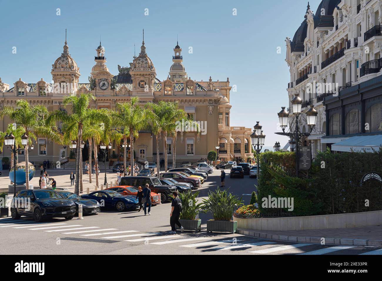 Monaco, Monte-Carlo, 22 octobre 2022 : Square Casino Monte-Carlo au coucher du soleil, voitures de luxe, célèbre Hôtel de Paris, vie patrimoniale, visite Banque D'Images