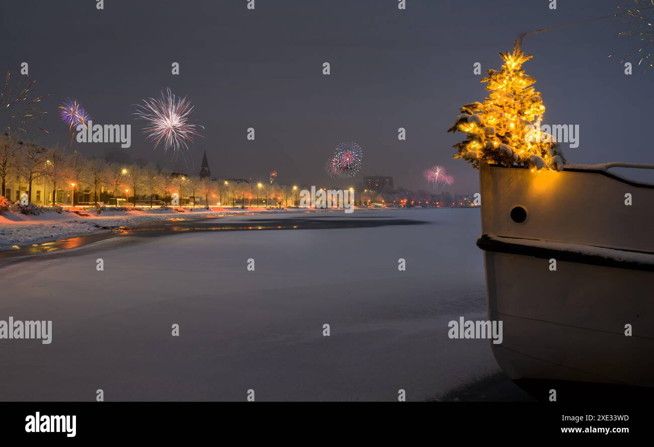 Arbre de Noël se dresse au bord de la proue d'un bateau et des vers de feu en arrière-plan. Silvester tim Banque D'Images