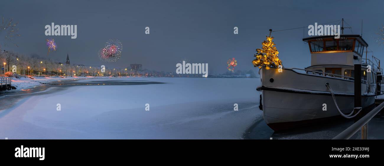 Silvester Time sur le Schlei. Feux d'artifice sur le Ferry du nouvel an avec arbre de Noël debout au bord de bo Banque D'Images