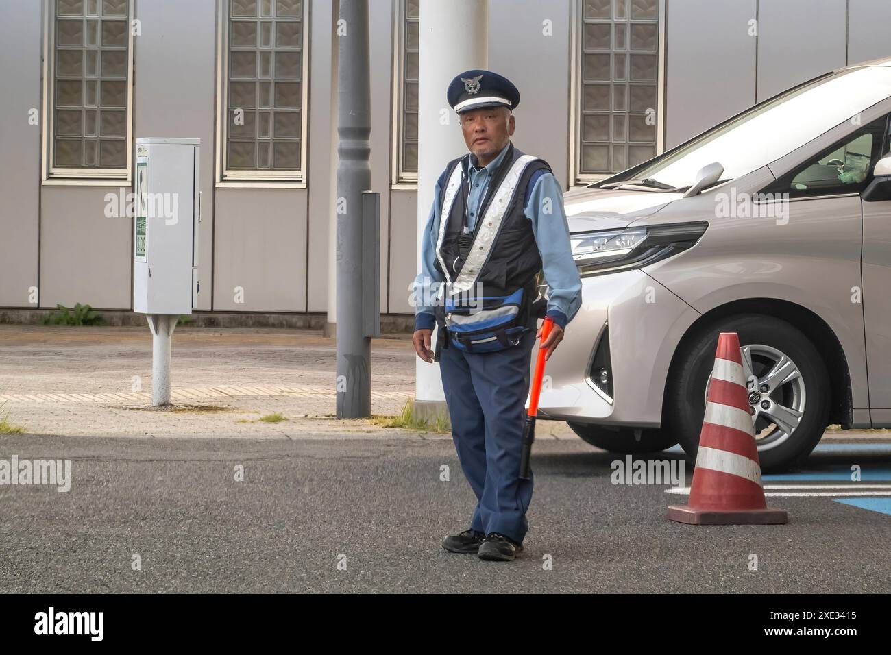 Yamanakako, préfecture de Yamanashi, Japon. 5 novembre 2023. Un agent de transit contrôlant le trafic. Banque D'Images