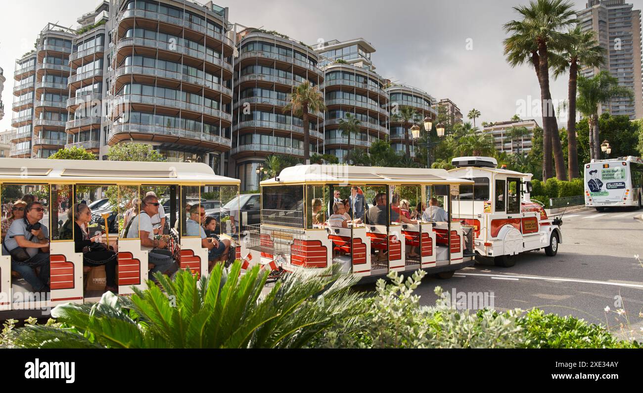 Monaco, Monte-Carlo, 21 octobre 2022 : célèbre monument de la côte d'azur sur la place Casino Monte-Carlo aux beaux jours, beaucoup de luxu Banque D'Images