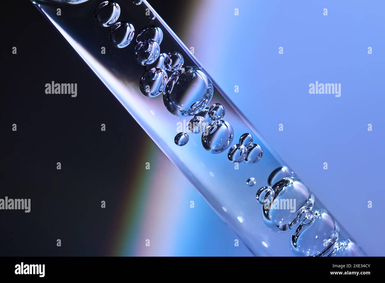 Pipette avec sérum dans une atmosphère spatiale. Banque D'Images