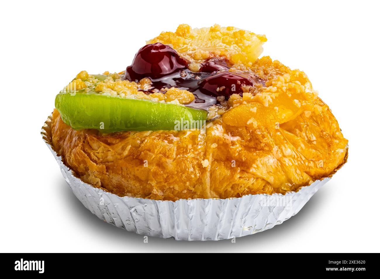 Délicieux danois aux fruits mélangés maison dans une tasse isolée sur fond blanc. Banque D'Images