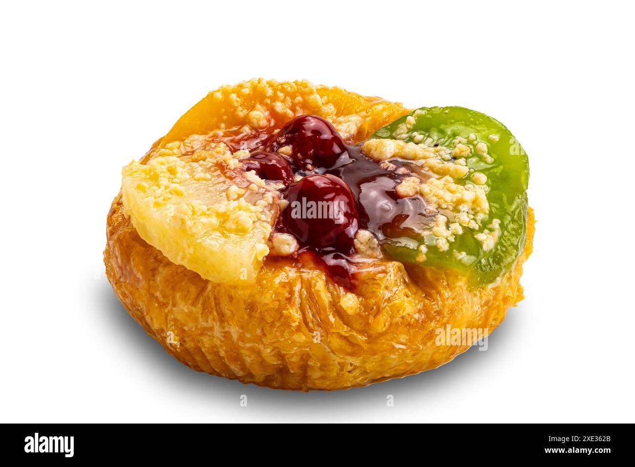 Vue en angle élevé de délicieux fruits mélangés maison danois isolé sur fond blanc. Banque D'Images