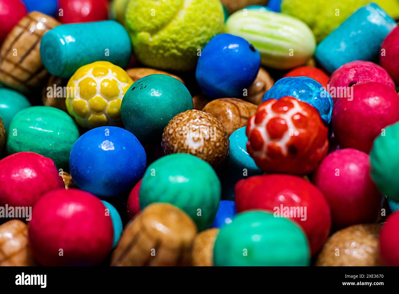 gelée multicolore et bonbons aux fruits de différentes formes. fête d'enfants Banque D'Images