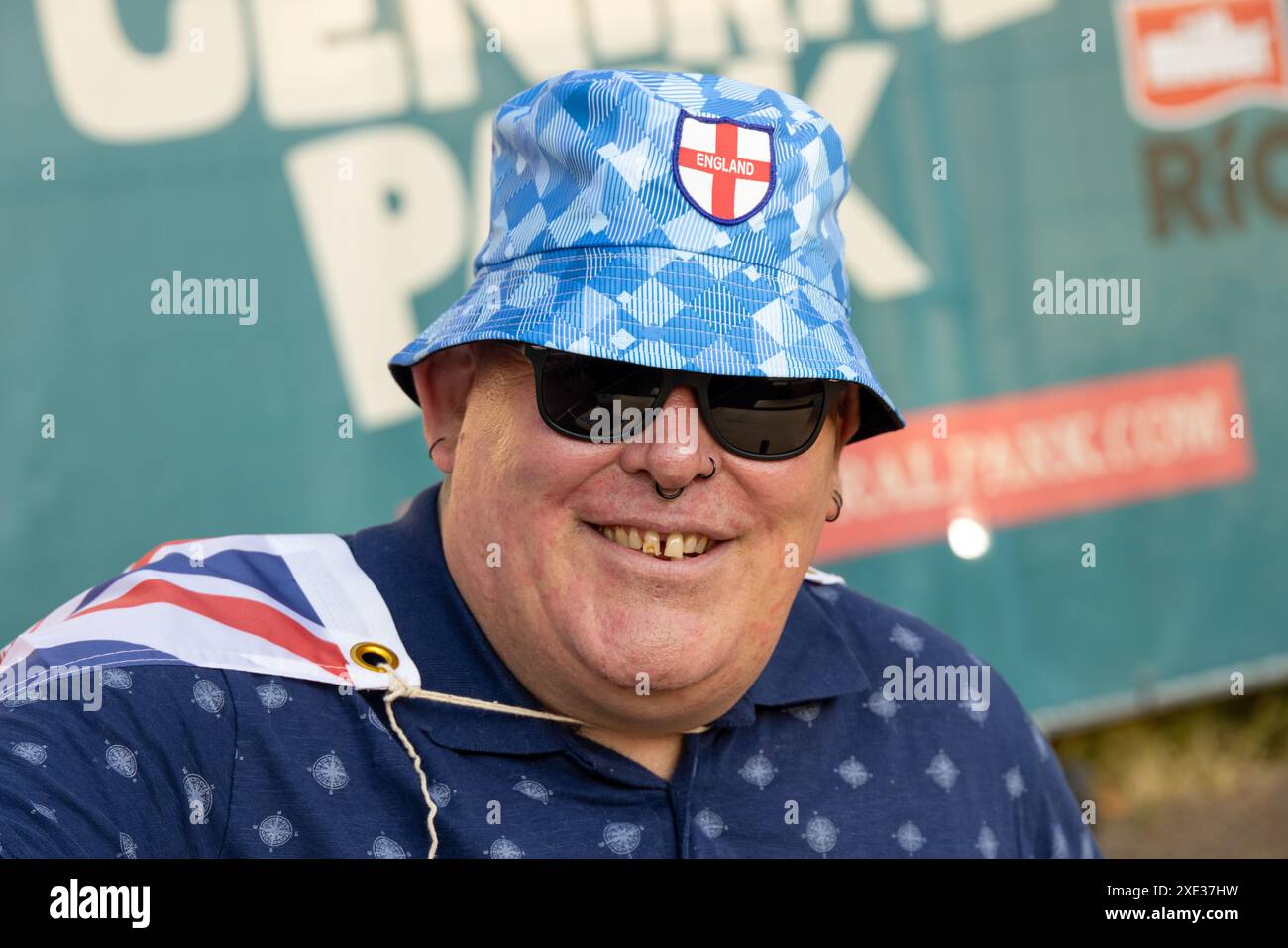Central Park, Brighton, Royaume-Uni. Supporters à l'Euro Fanzone, 4theFans, Central Park, Brighton à l'Angleterre V Slovénie Fanzone Big Screen Brighton. David Smith/Alamy 25 juin 2024 Banque D'Images
